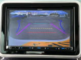 大型画面で確認できるガイド付きバックカメラです。商業施設や立体駐車場、夜間の後方確認に役立ちます。