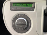 【オートエアコン】一度お好みの温度に設定すれば、車内の温度を検知し風量や温度を自動で調整。暑い&hellip;寒い&hellip;と何度もスイッチ操作をする必要はありません。快適な車内空間には必須の機能ですね♪