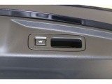 ☆電動リアゲート☆荷物で両手が塞がっていてもワンタッチボタンでリアテールゲートを自動で開閉できます。