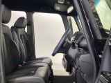 広い足元に肘掛けもついたゆったり座れるシートです。運転席と助手席の間が空いているため、助手席側への移動がスムーズです。交通量の多い道でも、助手席側から乗り降りができます。