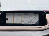 お手元のスマートフォンと接続して頂く事で使用可能な「AppleCarPlay/AndroidAuto」電話の応答は勿論、メッセージの受信やLINE、音楽接続からナビアプリの使用まで幅広く活躍致します。