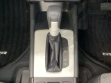 CVT車のセレクトレバーです。低速から高速まで、変速ショックのないスムーズな走りを実現するとともに、エンジン効率のよい領域を維持することで燃費にも貢献します。