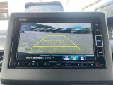 バックモニター装備。画面にて後方の確認が行えるので、バック駐車や車庫入れの際には重宝します。車の運転に慣れない方でも安心のガイドライン表示機能付。