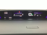 デジタル表示のスピードメーターとタコメーターを大きく配した見やすいメーター部になっています。左側のインフォメーション画面でオドメーターや燃費などの情報を確認できます。