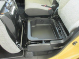 便利なシートアンダーボックス。車検証など、ちょっとした小物を入れておくのに便利。買い物袋などシートから落ちるとイヤだな、、、という物をここを台座にして置くのにも使えます。