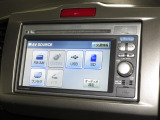 ナビゲーションは純正メモリーナビ(VXM-128VS)を装着しております。AM、FM、CD、DVD再生、ワンセグTVがご使用いただけます。初めて訪れた場所でも安心ですね!