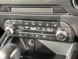 【左右独立型フルオートエアコン】運転席と助手席でそれぞれお好みの温度に設定可能。同乗者にも配慮した、快適な空調をお届け致します。