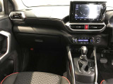 スタイリッシュなデザインのインパネ。各操作スイッチは使いやすい位置に配置されてます。