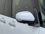 対向車や歩行者が認識しやすいサイドターンランプ付カラードドアミラー