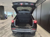 ゆったりとしたトランクルームでございます。たくさんのお荷物の車載が可能でございます。
