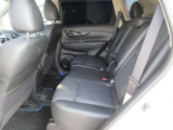 〔後席スペース〕後席頭上のクリアランスも大きく後席も快適なスペースが確保されております。