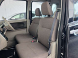 体を包み込むような座り心地で運転をサポートします。