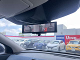 リアのカメラの画像を表示する『スマートルームミラー』で荷物いっぱいでも後部が見えます。 ディーラーオプション「前ドラレコ」も装備