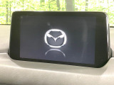 【8インチマツダコネクト】車内の雰囲気にマッチした大型のディスプレイ。スマホ接続でのナビ使用やBluetooth再生等、様々な機能が楽しめます。直感的なダイヤル操作が可能で、使い勝手も良好です。
