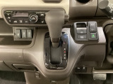 CVT車のセレクトレバーです。低速から高速まで、変速ショックのないスムーズな走りを実現するとともに、エンジン効率のよい領域を維持することで燃費にも貢献します。