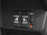 ◆両側電動スライドドア◆狭い駐車場でも乗り降りが楽々♪お子様が隣の車にドアを当ててしまう心配もございません!小さなお子様連れの方もこれで安心。