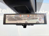 スマートルームミラーも付いています。後方ピラーや荷物、後席に同乗している方や曇りなど視界が遮られた場合でも後方カメラからの映像で安全確認をすることができます。