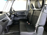 シックな色使いの運転席周りですね。すっきりとしたデザインで上品な色使いです。居心地の良い運転席、長く座ってられるリラックスできるデザインがいいですね。