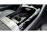 【収納スペース】ドアポケットやセンターコンソール等に様々な小物や荷物に対応する収納スペースを装備しており、散らかりがちな車内をきれいに整頓できます。
