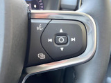 【ステアリングスイッチ】運転中、前方から目線をそらさずにオーディオ等の操作ができるよう、適切に配置されたスイッチ類。安心&快適なドライブを演出してくれる便利な機能です。