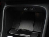 対応機種のスマートフォンを、トンネルコンソールの下のラバープレートに置いておくだけで充電可能。センターディスプレイの機能ビューを使用して、充電プレートのオンとオフを切り替えることができます。