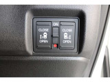 乗り降りラクラクな両側パワースライドドアが装備されてます。運転席からもリモート操作が可能です。外からはリモコンキーで開閉することができます。巻き込み防止機能もありますので安心です。