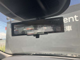 後部座席の人や、荷物に視界を邪魔されずに車両後方のカメラ映像をミラー面に映し出して、いつでもクリアな後方視界を確保する、インテリジェントルームミラーを装備しています。