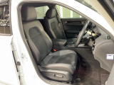 運転席は電動シート付です。細かな動きでドライバーに合わせたポジションを設定できます。