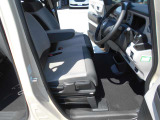 運転席はシートの高さを調節できます!また前席はシートヒーターがついています♪