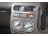 マニュアルエアコンのお車です!直感的な操作で車内の温度を調節することができます!