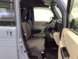 フィット感のあるシート。しっかりと支えてくれるので、長時間の運転を快適にサポートしてくれます。