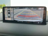 360度ビューカメラを搭載。4方の小型カメラの映像を処理し、車両真上からの映像に変換しています。