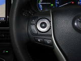 【ステアリングスイッチ】運転中に視線を前に向けたまま画面の操作できます。