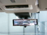 スマート・ルームミラー。ルームミラーに、リヤカメラの車両後方映像を表示。世界初の新技術で、荷物や人で見えづらかった後方視界がクリアに!