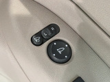 狭い駐車場で便利な電動格納ドアミラーが付いています。