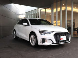 ・斜めからAudiを見るとプレス技術の高さを感じることができます。