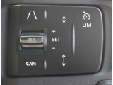 アダプティブクルーズコントロールは、前方車両との安全な車間距離を保ち、走行速度を自動的に調整します。前方の車両が減速すると自車両も減速し安全な車間距離をキープします。