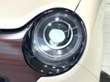 【LEDヘッドライト】悪天候や夜間走行時も良好な視界を確保し安心して運転できる高輝度LEDヘッドライトを装備!点灯速度が早く、消費電力も抑えられています。