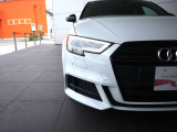 ●Audiが最初に採用したLEDポジショニングランプ。シャープなラインで昼間でも点けていたいと思うほど上品でオシャレです。夜間走行時はさらに目立ちます!