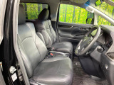 運転席まわりには十分なスペースがあり、大柄な方でもゆったり運転していただける環境です。