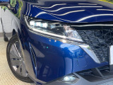 【LEDヘッドライト】悪天候や夜間走行時も良好な視界を確保し安心して運転できる高輝度LEDヘッドライトを装備!点灯速度が早く、消費電力も抑えられています。