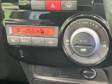 【オートエアコン】一度お好みの温度に設定すれば、車内の温度を検知し風量や温度を自動で調整。暑い&hellip;寒い&hellip;と何度もスイッチ操作をする必要はありません。快適な車内空間には必須の機能ですね♪