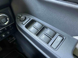 運転席ドアのウインドウ操作スイッチです。すべてのウインドウの開閉操作が可能です。また、ドアミラーはオート開閉なので、ドアロックで自動で閉じ、エンジンスタートで自動で開きます。