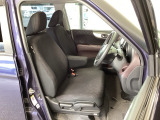 フロント広々、ベンチシートの運転席は、ハイトアジャスターが付いているので、快適にドライブができます。ハンドルはチルトステアリングで、ハンドル位置を上下に調節できます。
