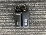 【スマートキー】持っているだけでエンジン始動や、ドアロックの開閉まで出来ちゃう賢く便利なスマートキーを装備!イモビライザーでセキュリティー対策もOK!