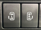 【両側パワースライドドア】スマートキーや運転席のスイッチで後席両側スライドドアの開閉が可能♪電動だから力を入れてドアを開ける必要が無く、小さなお子様でも簡単に開け閉めでき快適です♪
