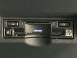 高速道路で便利な【ETC2.0】を装備しています。光ビーコン搭載で渋滞情報などナビゲーションと連動することで機能も充実いたします。他、観光施設に立ち寄るための高速料金割引サービス等もございます。