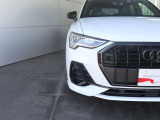 ●一目でAudiとわかる特徴的なシングルフレームグリル・LEDランプ。精悍なフロントマスクからAudiのスマートで上品なブランドを連想させてくれます。女性にも大変ご好評頂いております。
