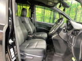 運転席まわりには十分なスペースがあり、大柄な方でもゆったり運転していただける環境です。