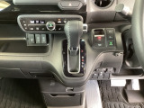足元スッキリ、インパネシフトです。パーキングブレーキは電子制御パーキングブレーキタイプなので、運転席と助手席の間がスッキリしています。